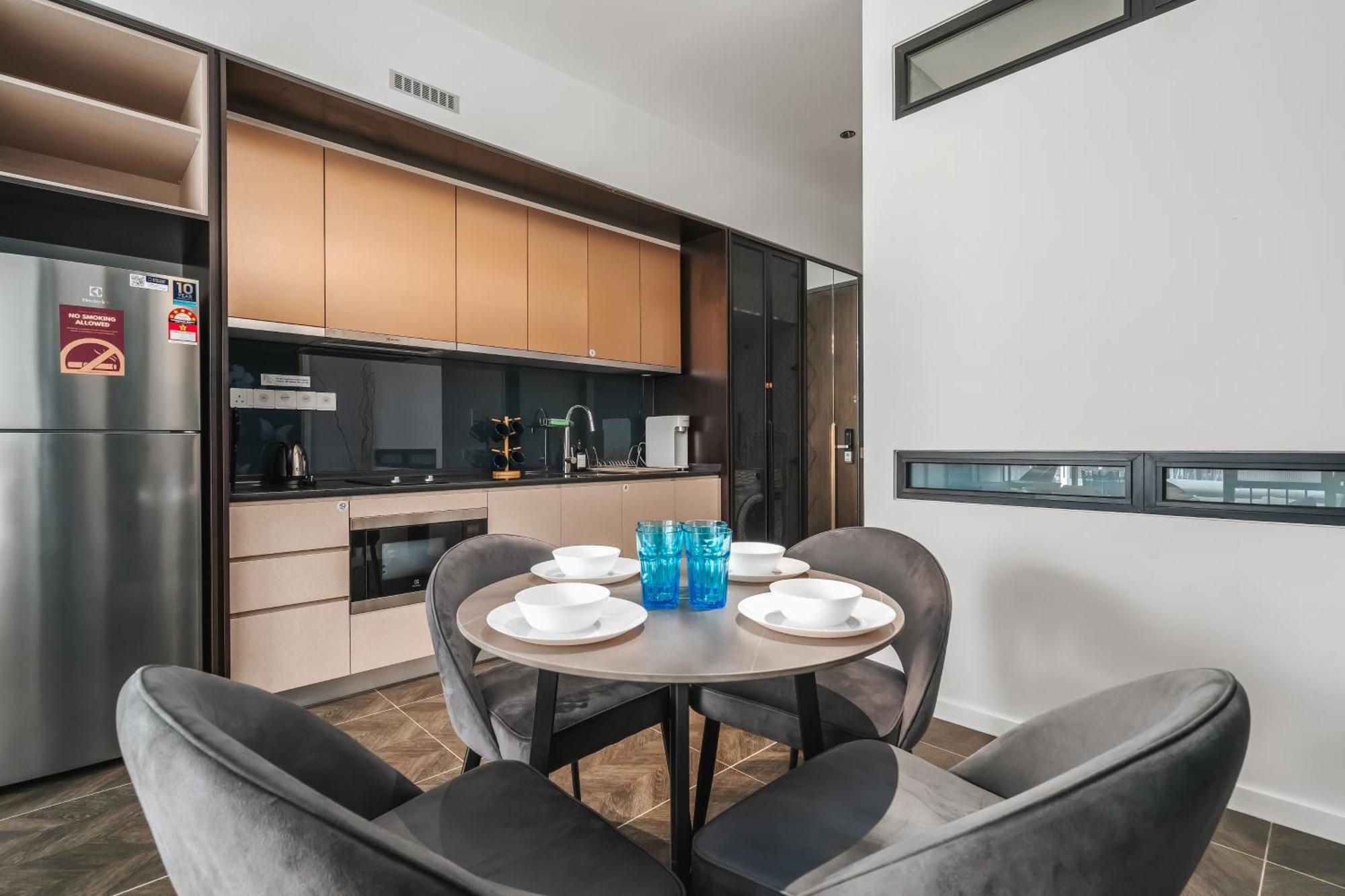 Scarletz Klcc Apartments By Soulasia Kuala Lumpur Exterior photo